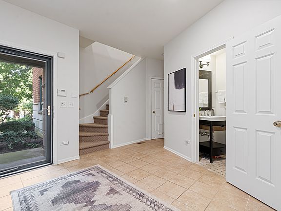 4th image of 4048 N Clark St Unit D