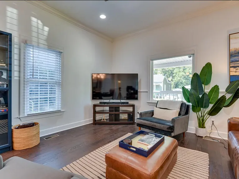 1104 Greenleaf Ave — Photo 6