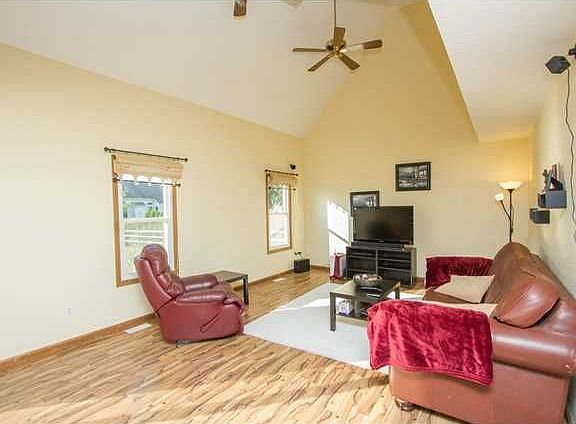 3rd image of 10353 White Oak Dr