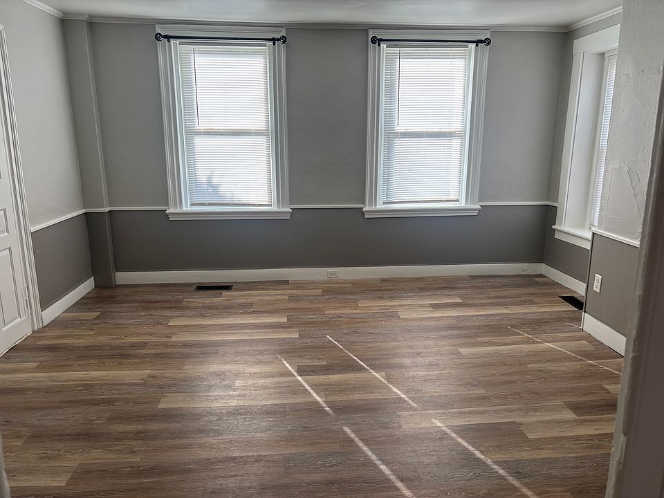 Large living room, 3 good sized windows providing excellent light
