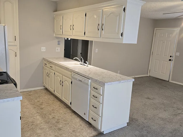4025 E Sheridan Rd #D — Photo 2