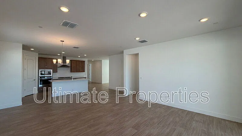 3 bed, 2.0 bath, 1921 sqft, $2,495 — Photo 4