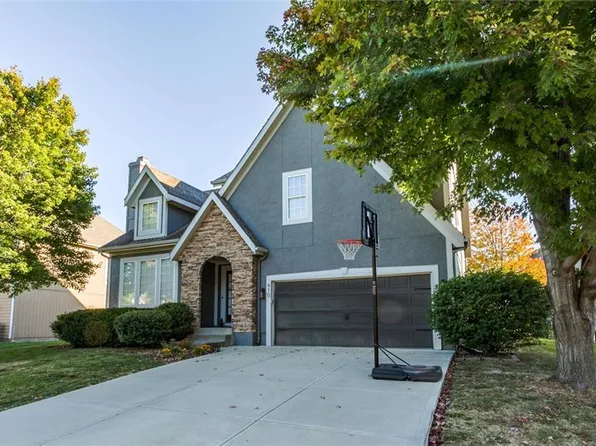 910 N Canyon Dr, Olathe, KS 66061