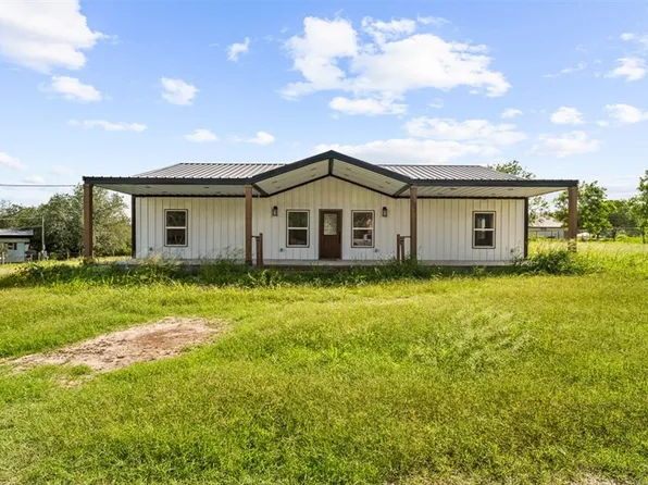 207 S Charles St, George West, TX 78022