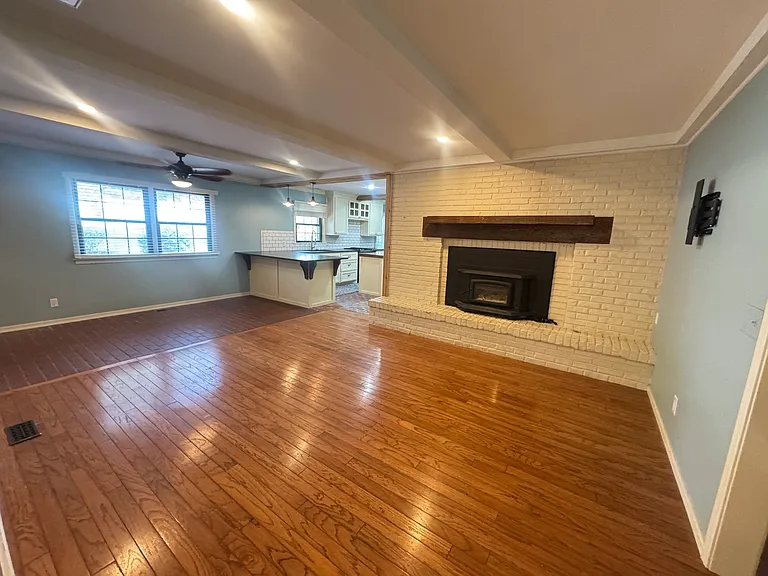 425 E Seneca St — Photo 16