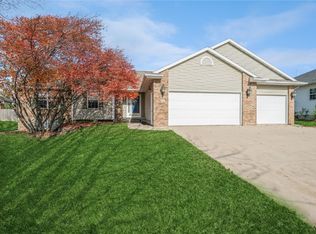 400 Mary Jo Ave, Robins, IA 52328