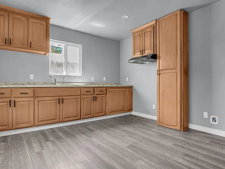 1517 E L St — Photo 3