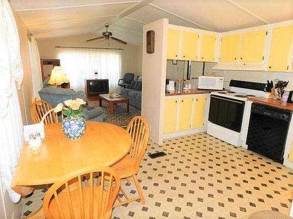 3rd image of 723 Aspen Dr