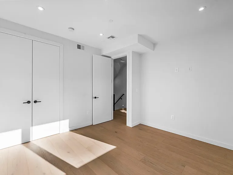 222 Washington Pl — Photo 5