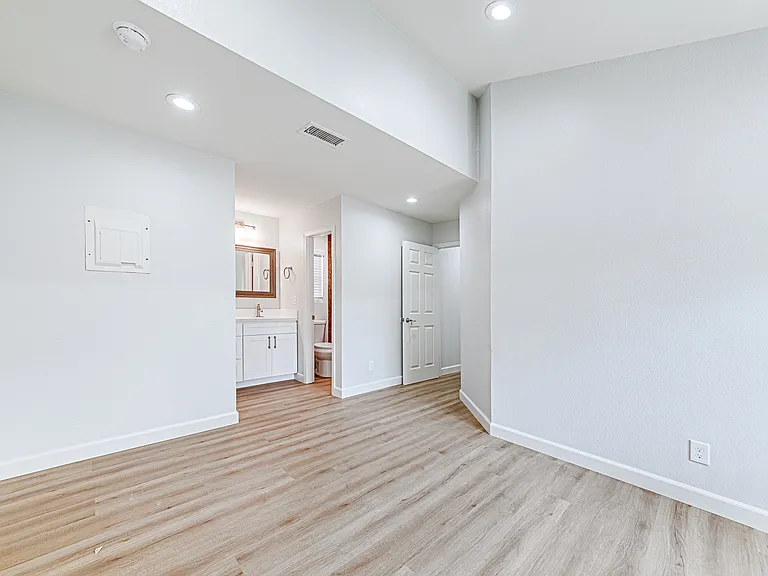 2400 W Commonwealth Ave #C — Photo 13
