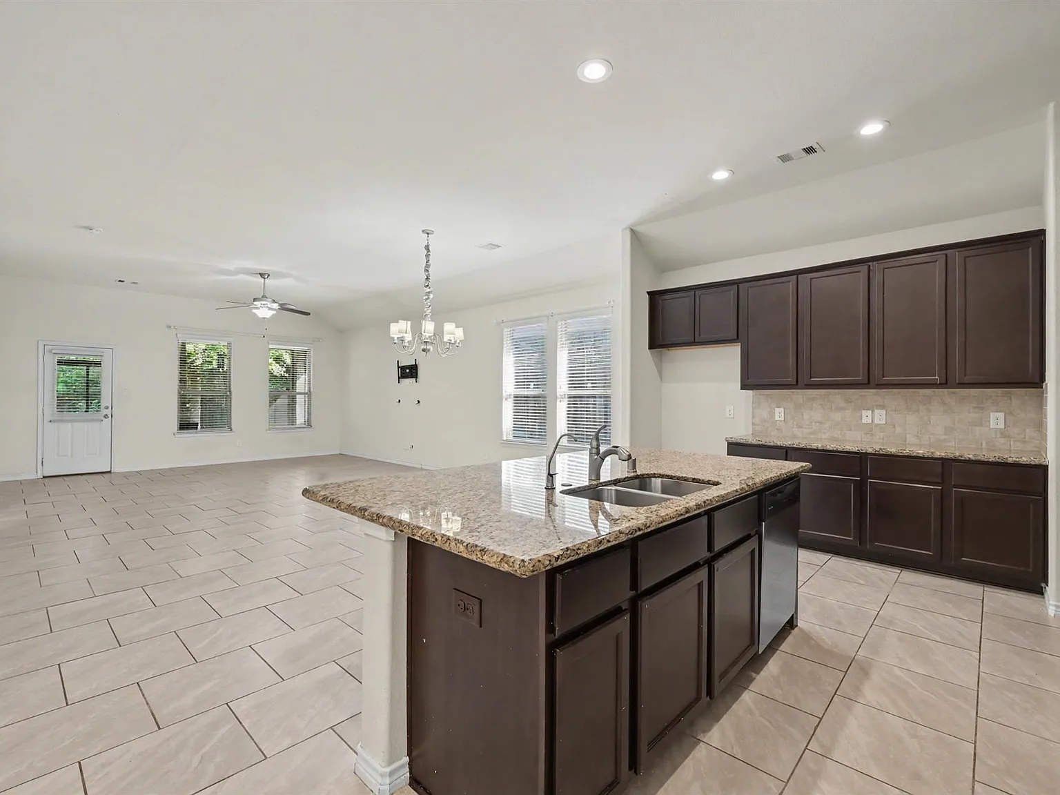 3 bed, 2.0 bath, 1989 sqft, $2,150 — Photo 4
