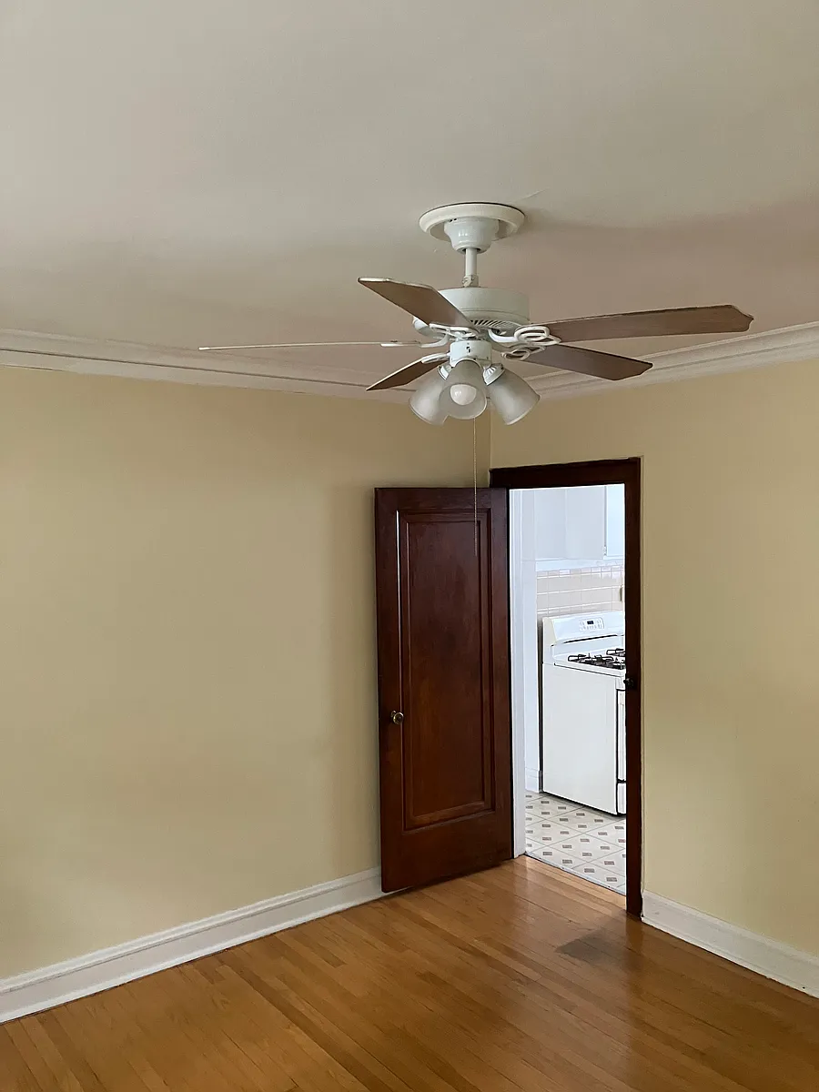 Building Photo - 5415 W Wellington Ave #1