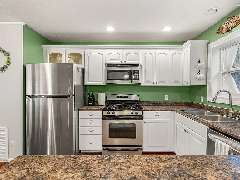 224 Rock Haven Ln — Photo 12