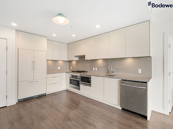 3rd image of 4465 Juneau St