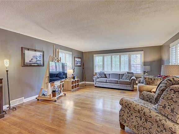 4th image of 204 Elmwood Dr