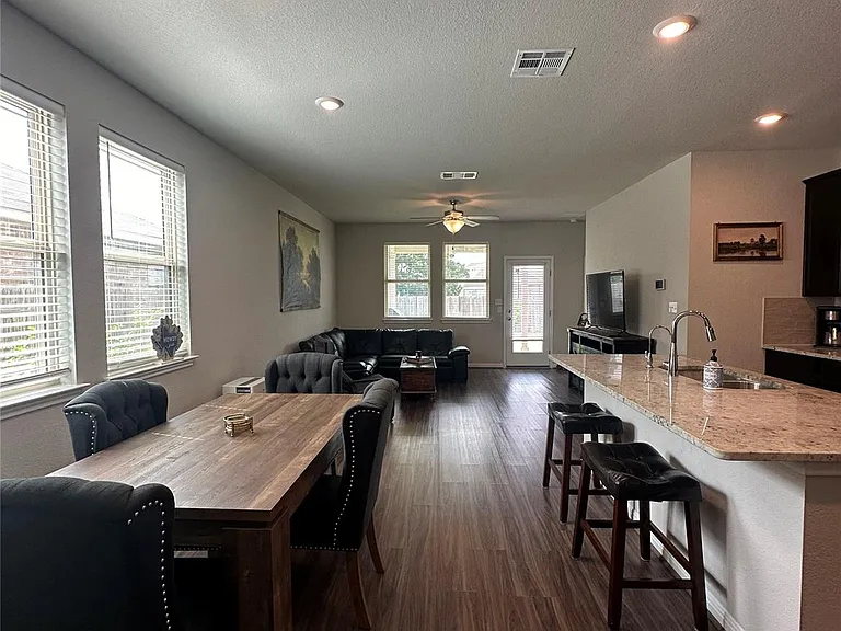208 Mountain Valley St — Photo 5