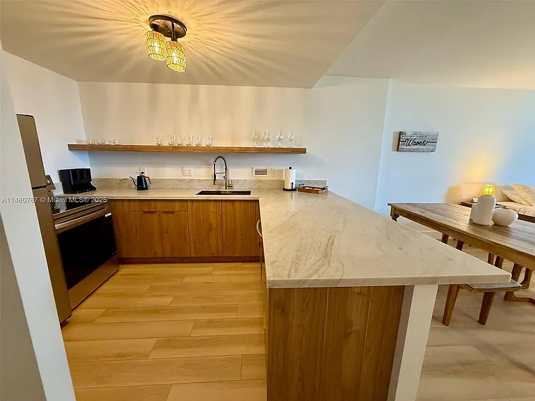 2301 Collins Ave #1121 — Photo 5