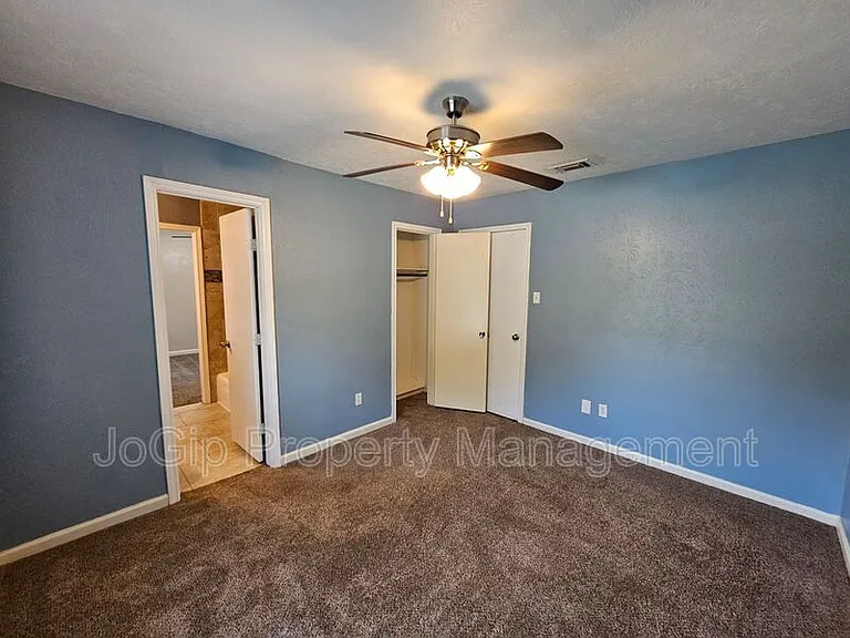 216 Wesley Dr — Photo 32