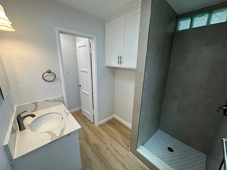 Fully Remodeled Ground-Level Studio Apartment with Modern Finishes — Photo 8