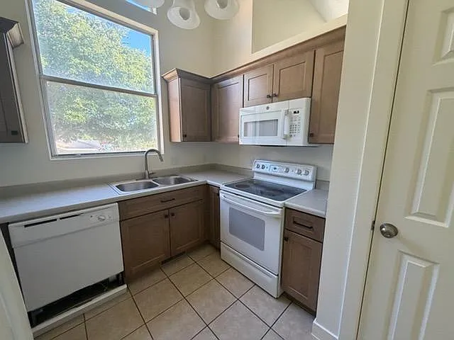 5 bed, 1660 sqft, $2,500 — Photo 3