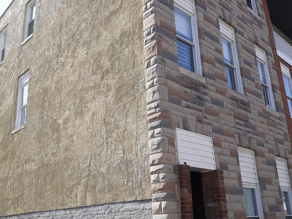 Corner building , street view. Peaceful neighborhood, quiet building