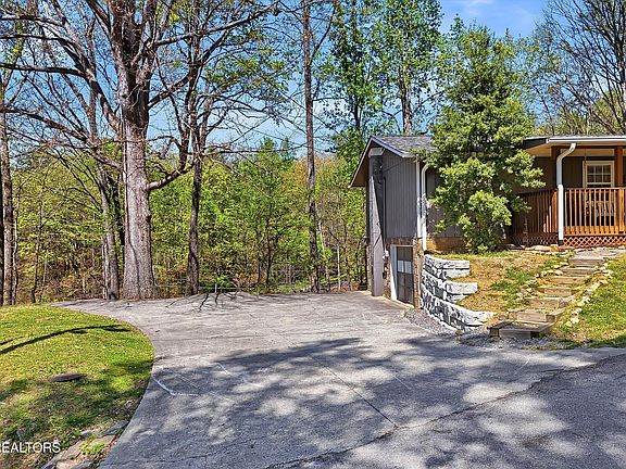 4th image of 2106 Hickory Manor Rd