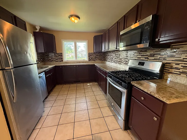 916 Williams St — Photo 2