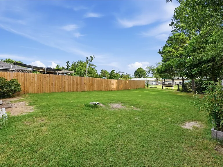 909 W Linden St — Photo 24