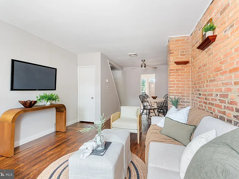 130 E Randall St — Photo 5