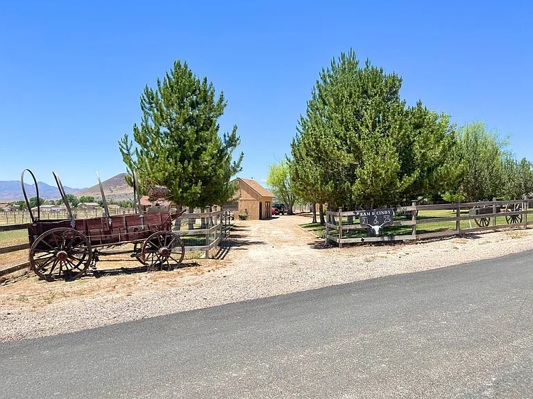 N Horsemans Park Dr — Photo 38