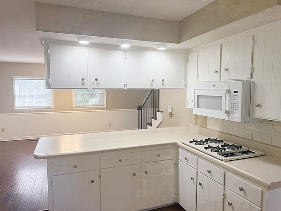 KITCHEN - REFLECTING GAS STOVE, MICROWAVE AND BREAKFAST BAR