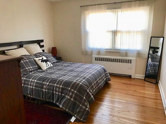 3rd image of 877 Farmington Ave APT 206