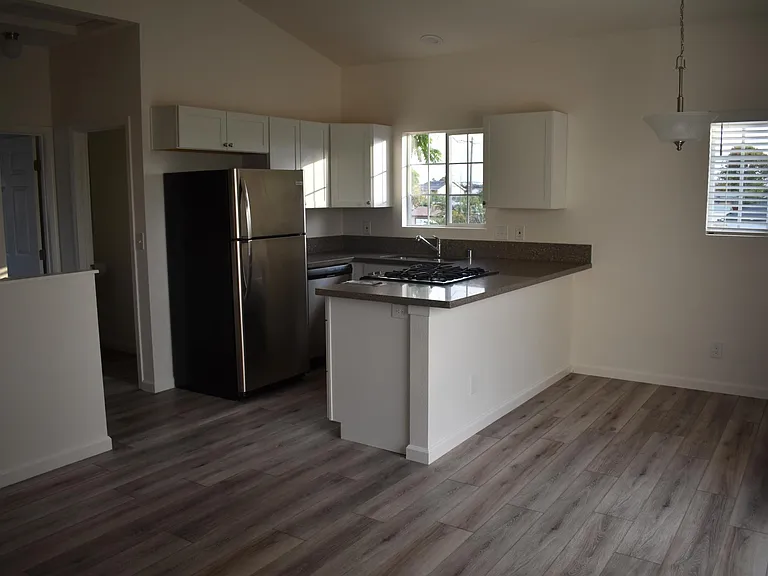 1134 Mentone Ave — Photo 8