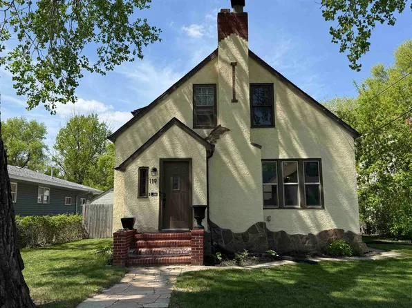 119 6th St NW, Minot, ND 58703