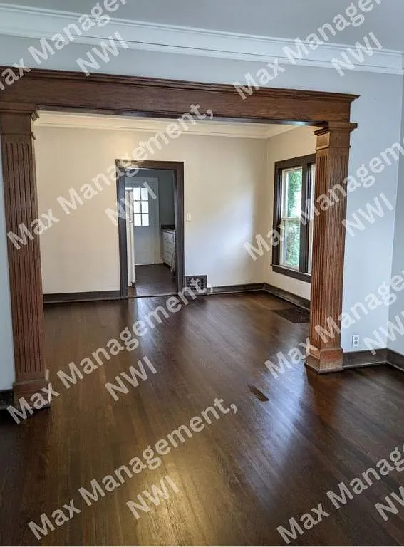 1037 Lyons St — Photo 3