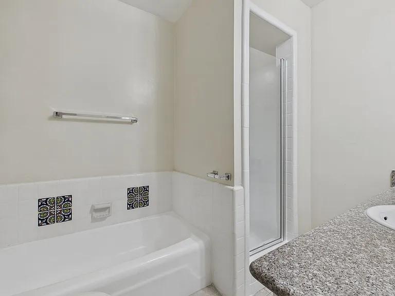 115 Doheny Apartments — Photo 55