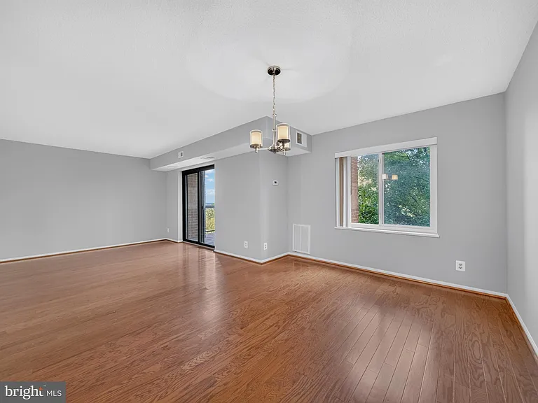 8350 Greensboro Dr #422 — Photo 10
