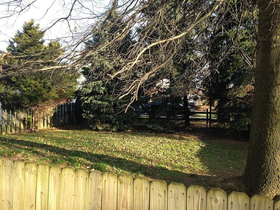 2nd image of 101 1/2 Edward St