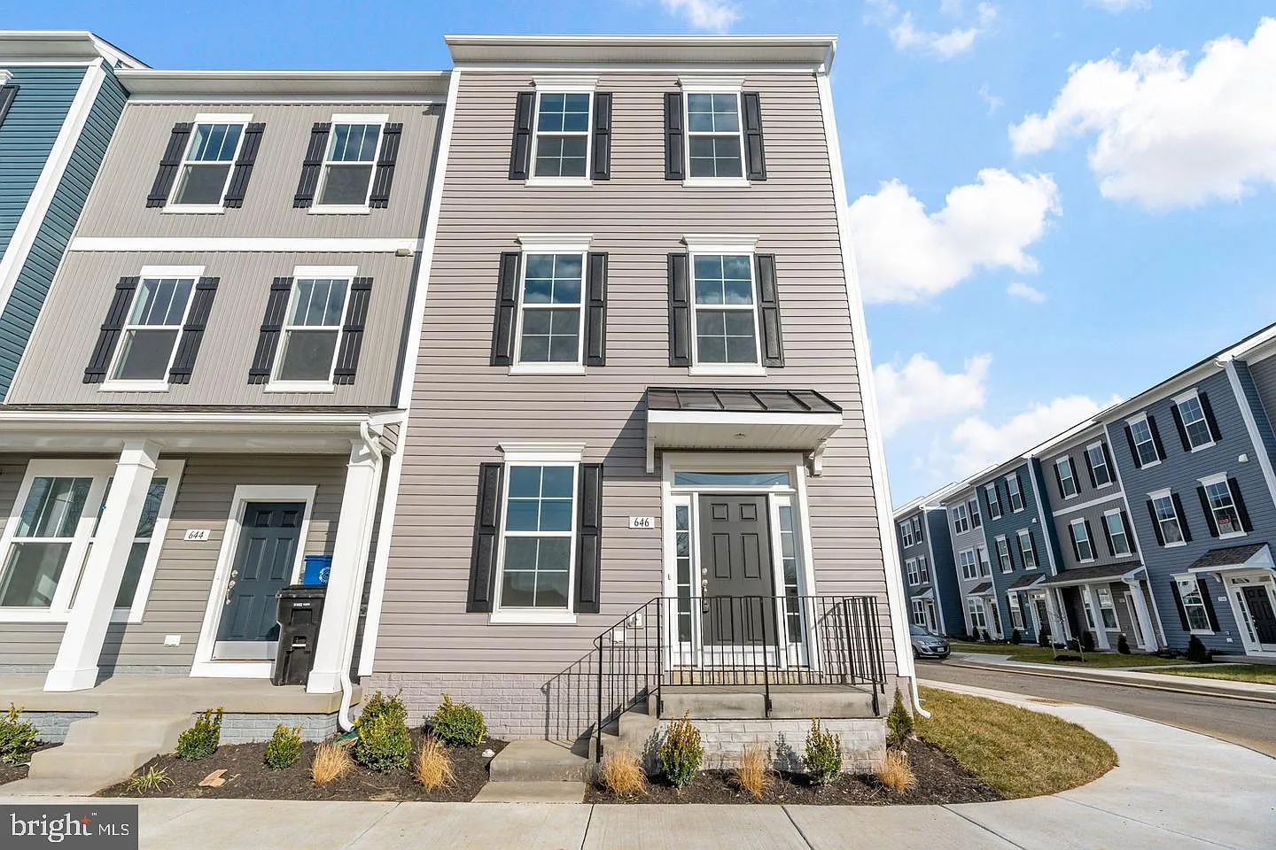 3 bed, 2.5 bath, $2,400 — Photo 1
