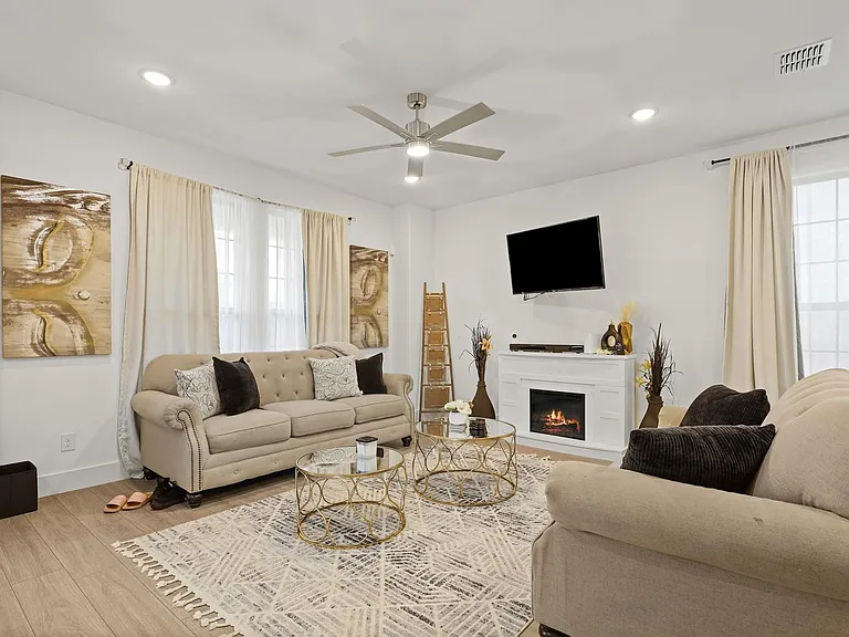 1013 Carnation Dr — Photo 7