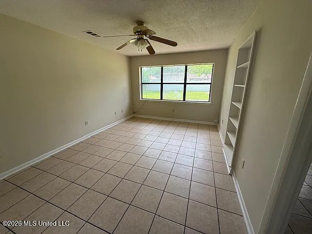 3 bed, 2.0 bath, 1300 sqft, $1,500 — Photo 2