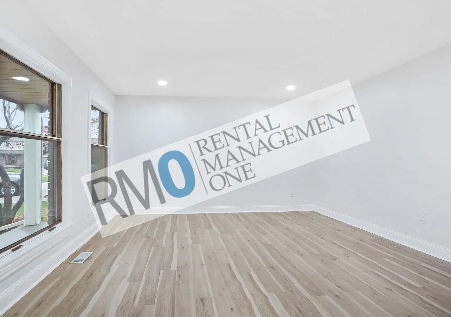 Beautifully Updated 4 Bed / 2.5 Bath Colonial in Riverview — Photo 4