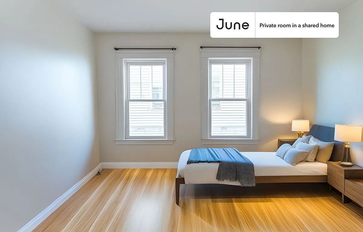 Queen bedroom in 4 bed/1 bath home in Dorchester Center #1733 B — Photo 1