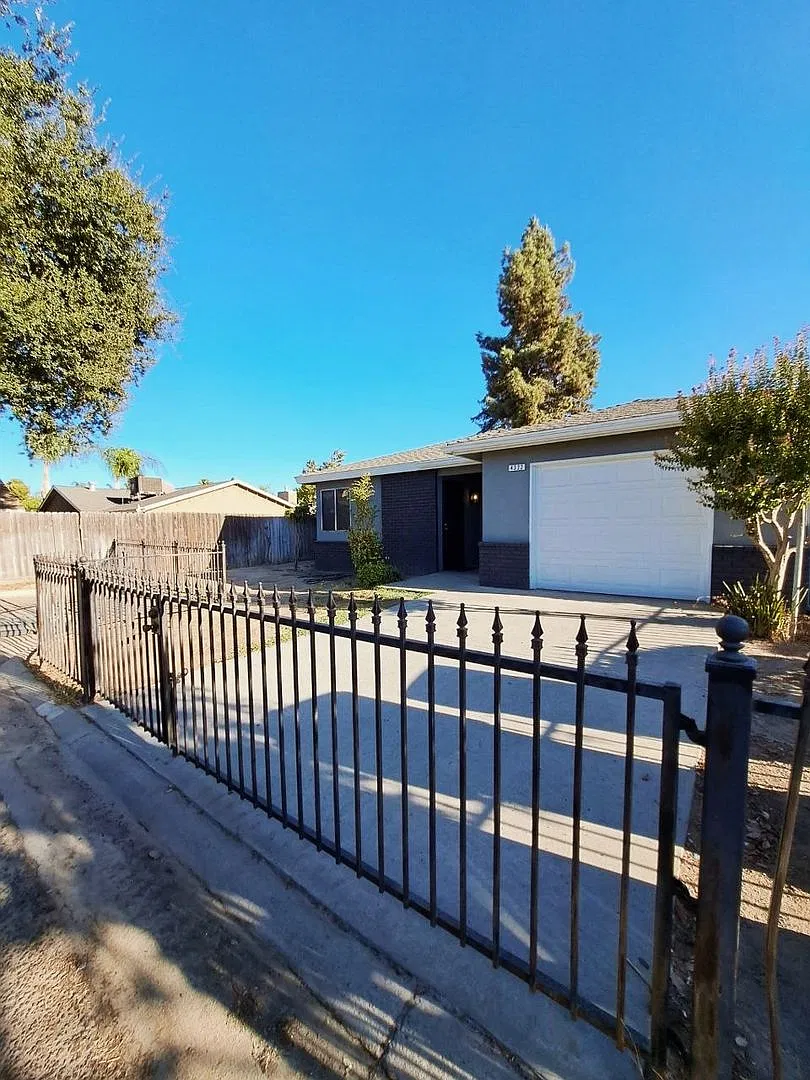 Charming 3-Bedroom, 2-Bath Home in Fresno! — Photo 2