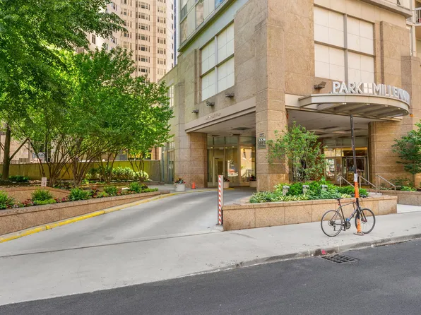 222 N Columbus Dr APT 2207, Chicago, IL 60601