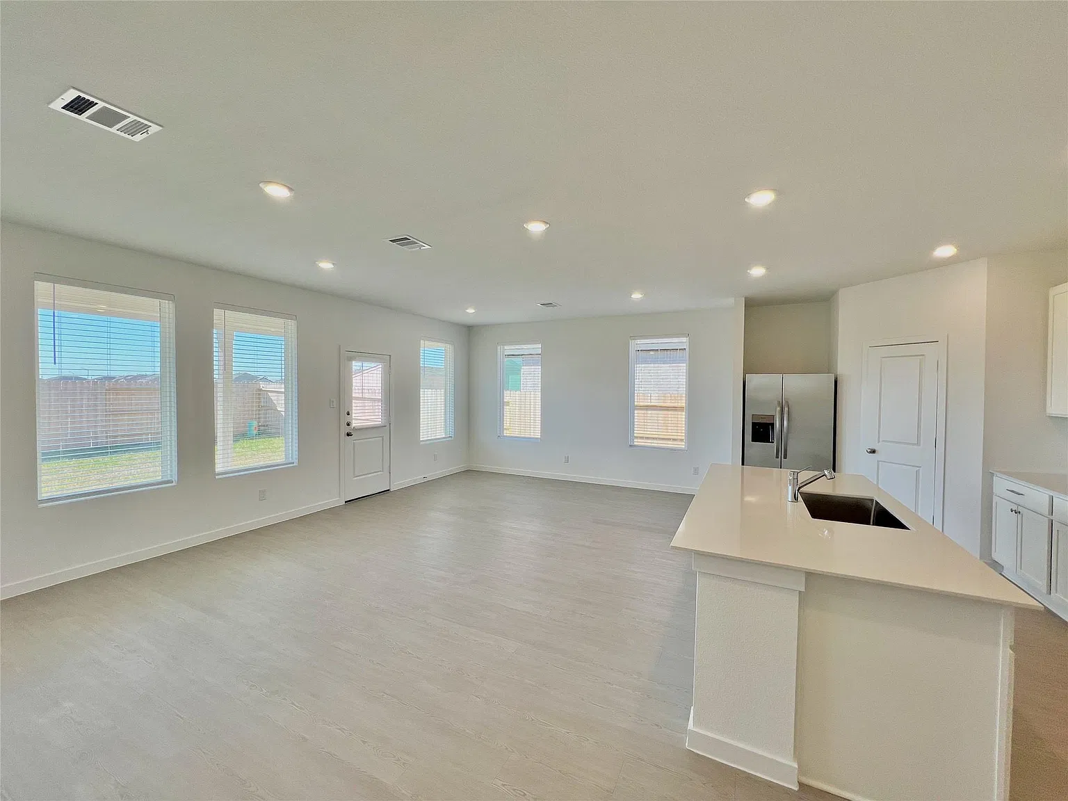3 bed, 2.0 bath, 1826 sqft, $1,950 — Photo 4