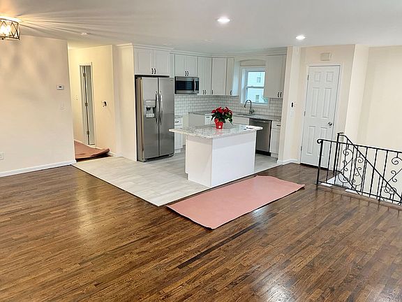 4th image of 453 Clinton Ave