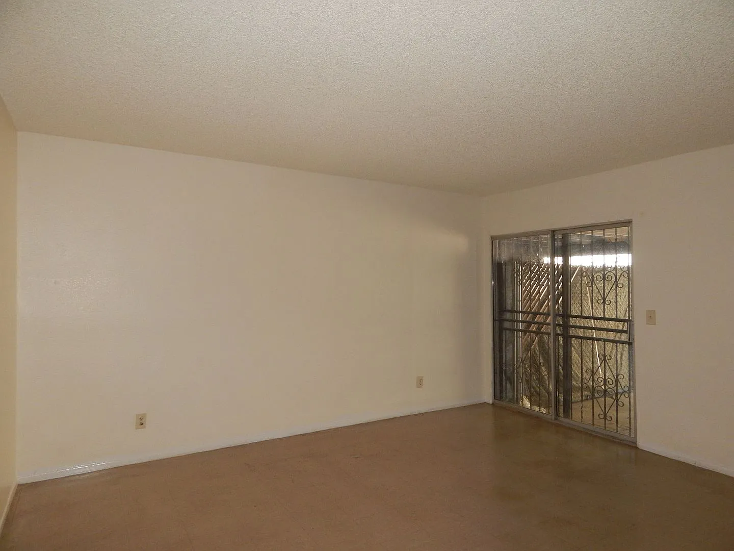 2 Bedrooms - 1 Bathroom - Central AC — Photo 4