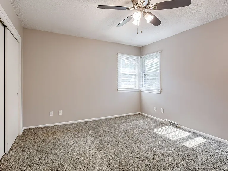 11705 Meredith Ave — Photo 13