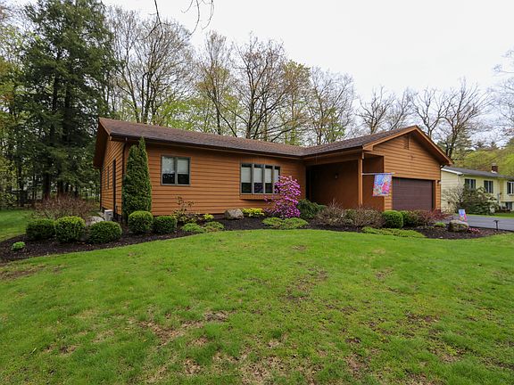 3rd image of 25 Pinebrook Dr